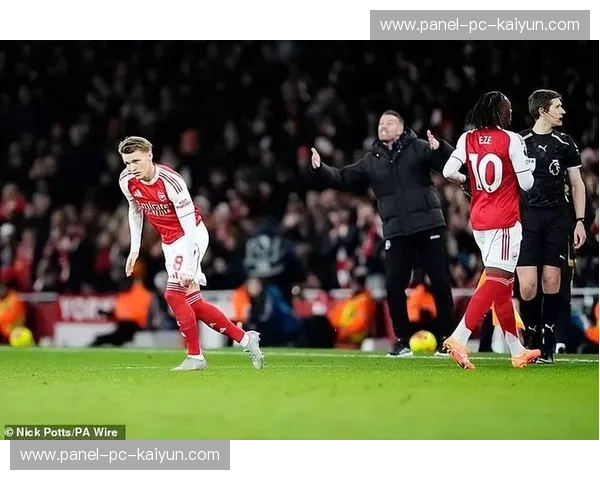 萨卡破门后伤退离场，阿森纳锋线核心缺席北伦敦德比